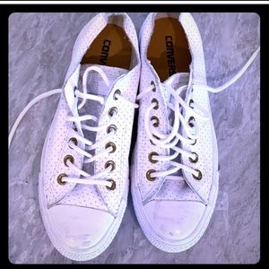 White leather converse low top sneakers